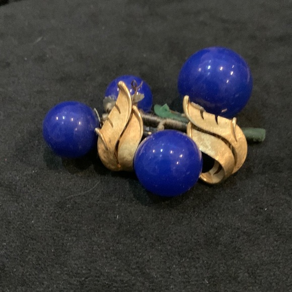 Beautiful Gold Tone Trifari Clip On Earrings